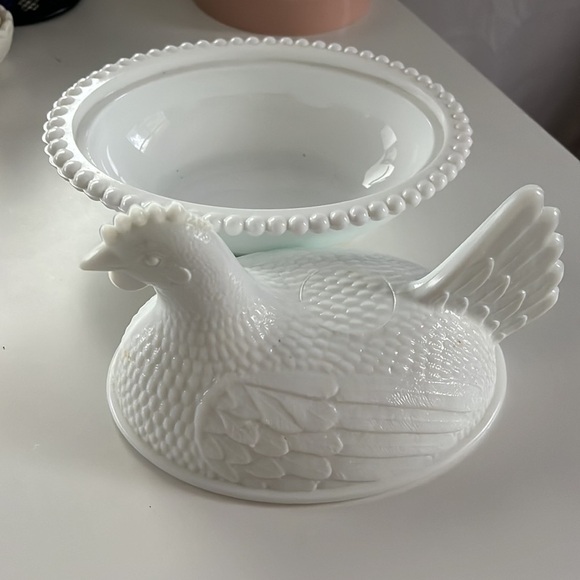 Vintage 1970s Milk Glass Hen on Nest - Picture 2 of 2